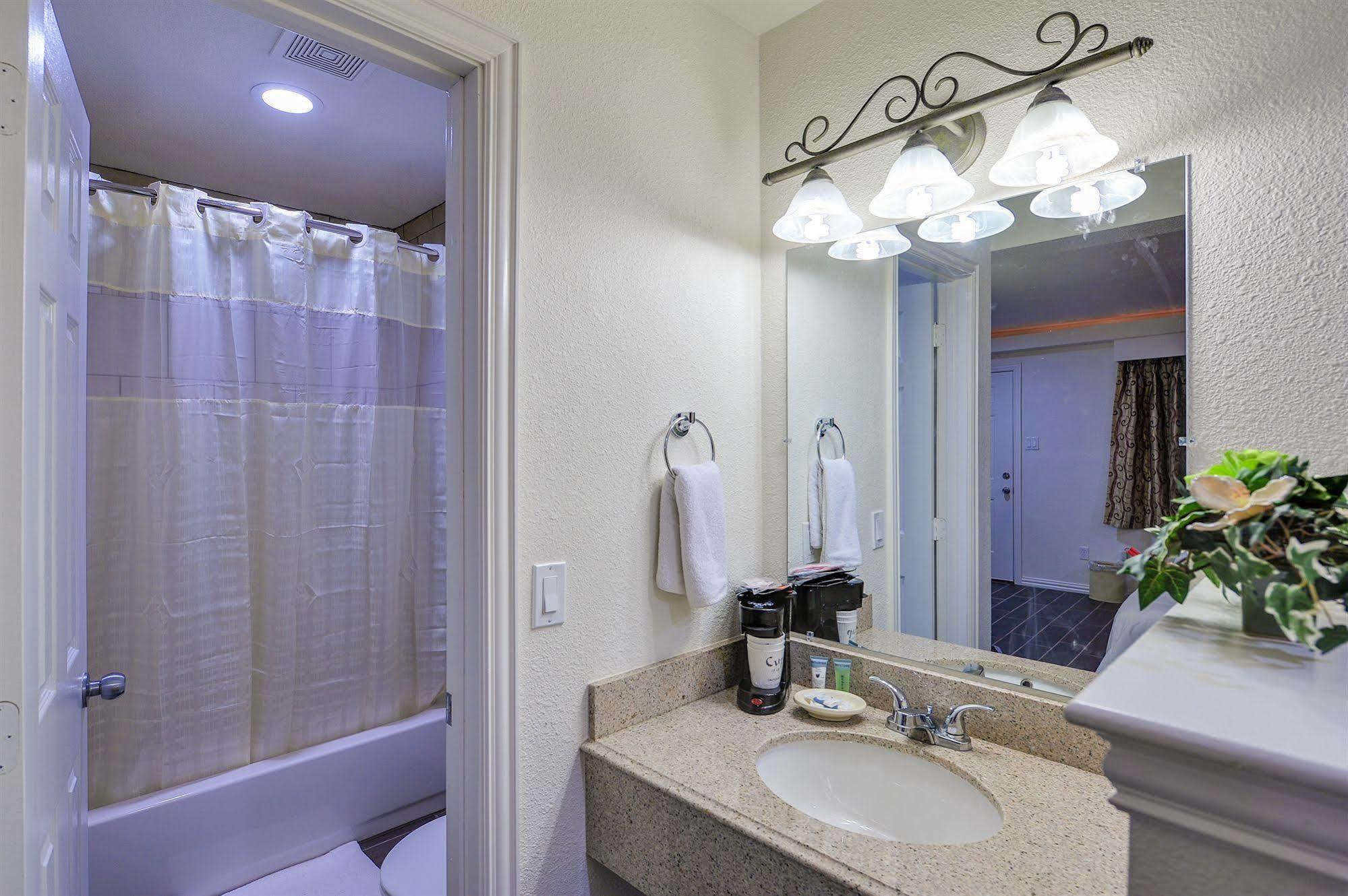Romantic Inn & Suites Dallas Exterior photo