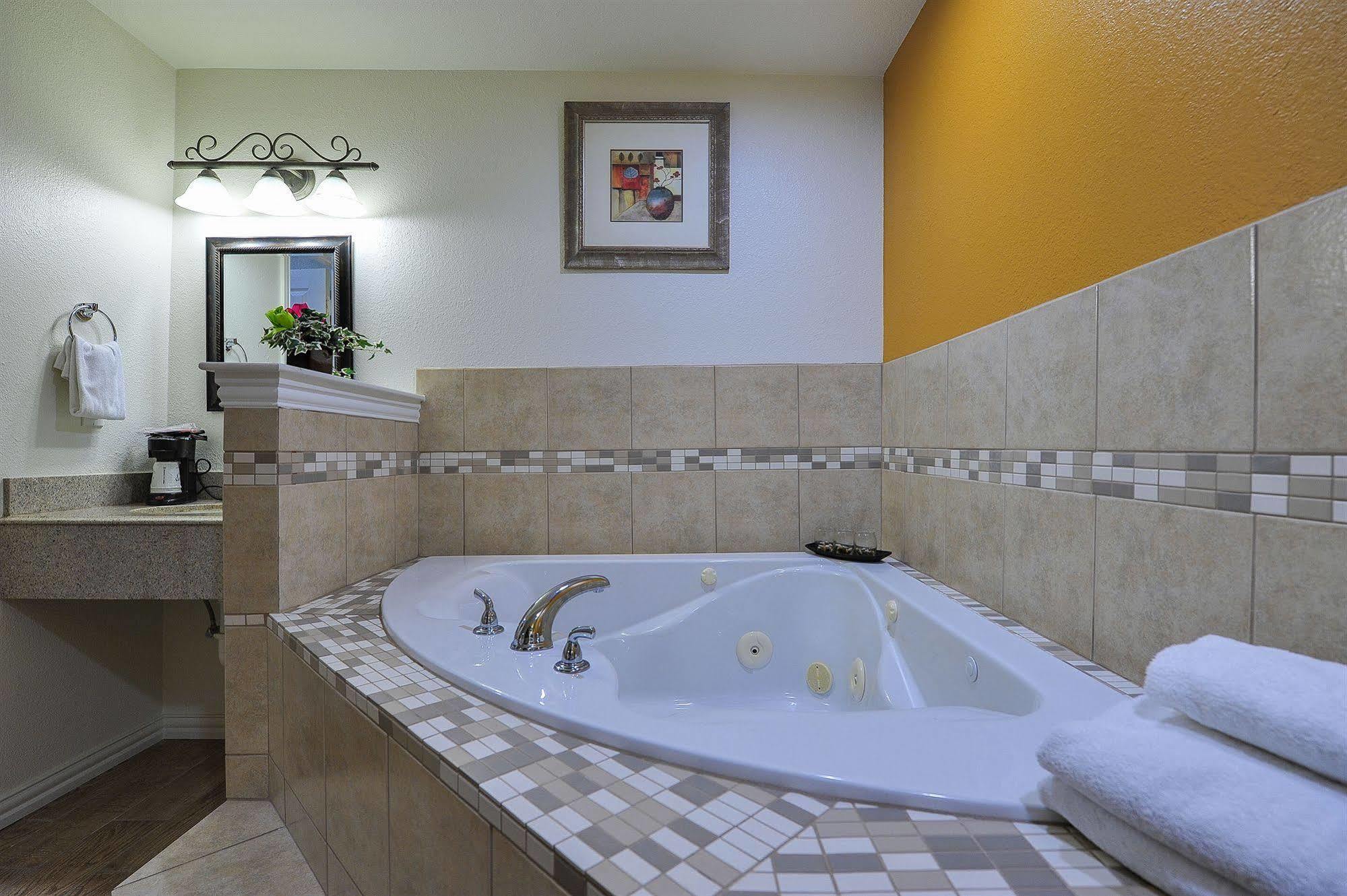 Romantic Inn & Suites Dallas Exterior photo